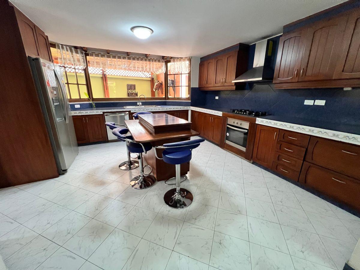 Vendo, Casa de 1800 m² con 4 Habitaciones en Cumbayá — imagen 7