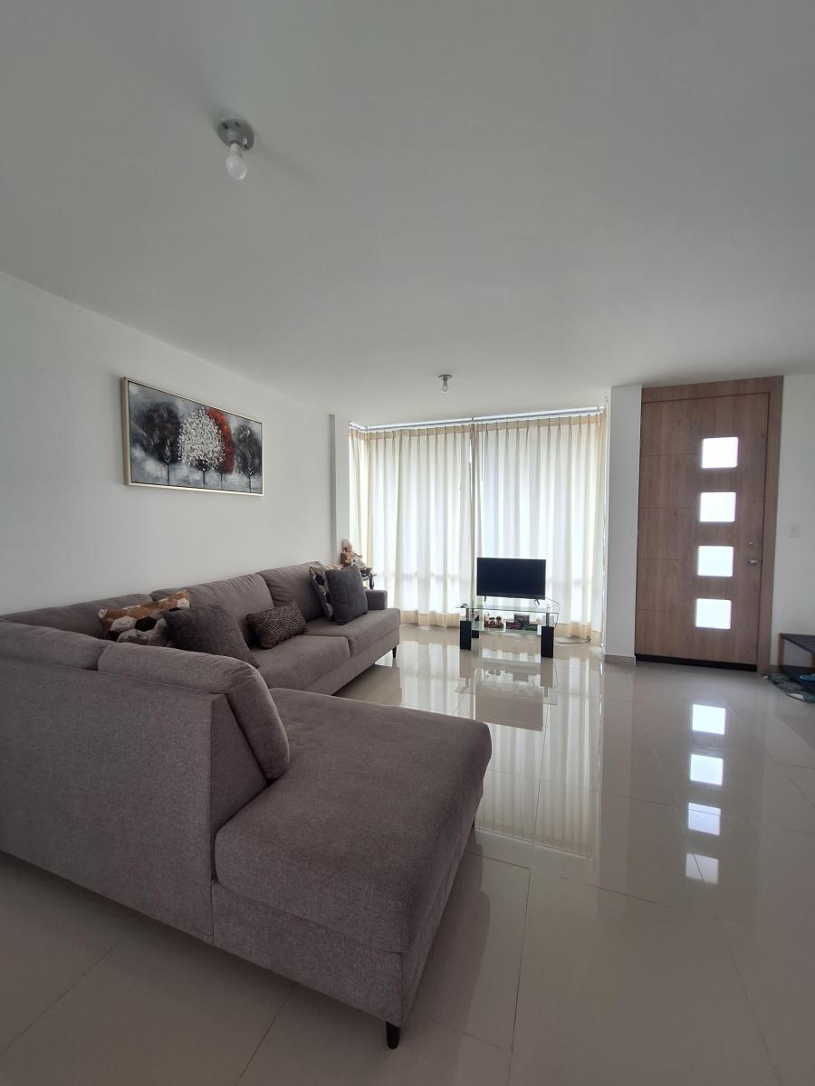 Dentro de Urb. con Seguridad Amplia y Bonita Casa en Venta — imagen 10