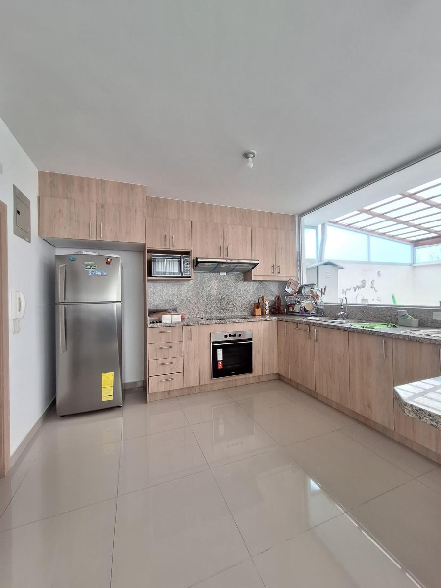 Dentro de Urb. con Seguridad Amplia y Bonita Casa en Venta — imagen 9