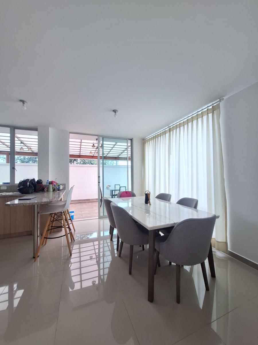 Dentro de Urb. con Seguridad Amplia y Bonita Casa en Venta — imagen 8