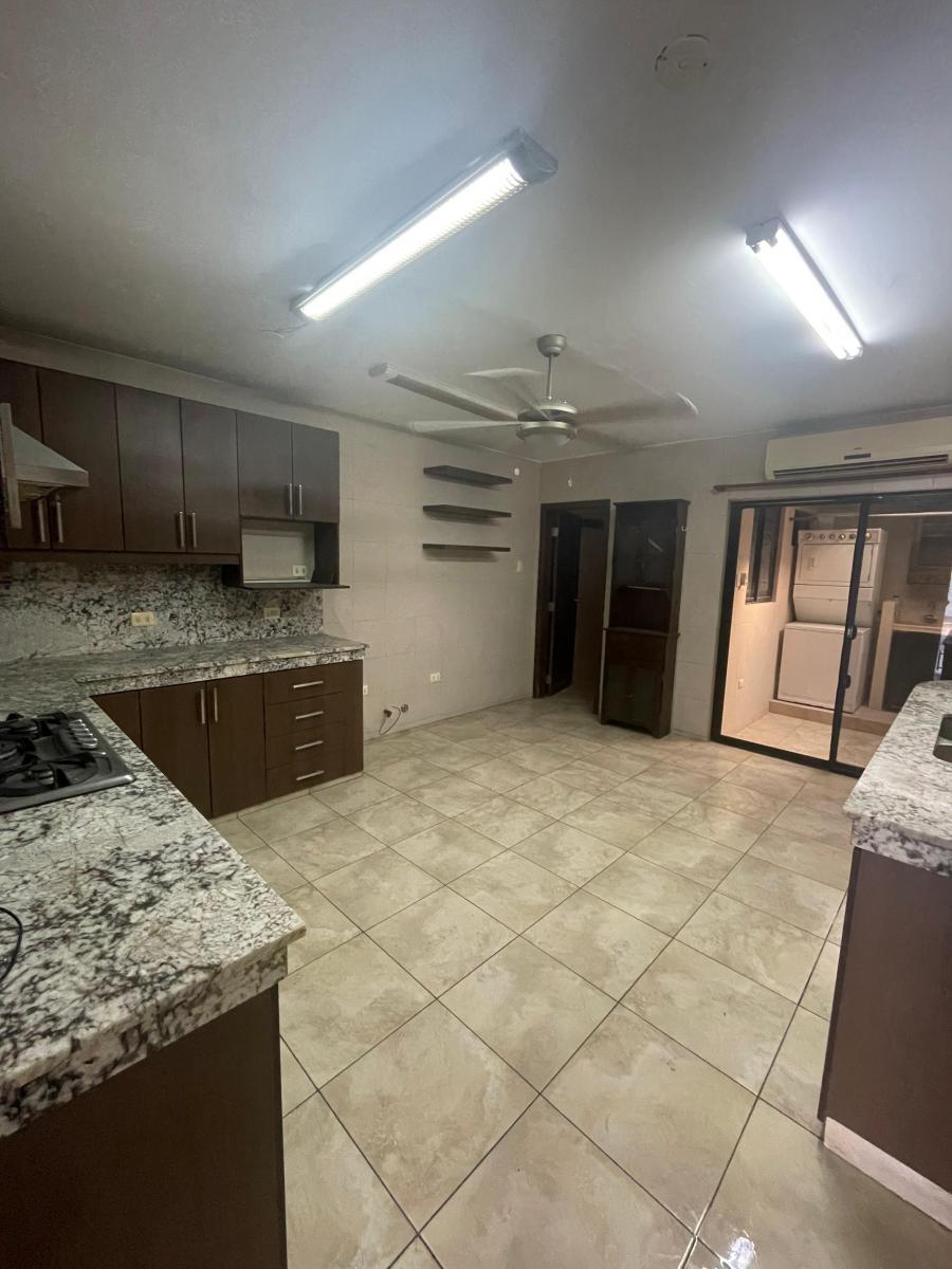 En Venta Casa de 3 Dorm. con Patio, Ubicada en Los Ceibos, Guayas — imagen 8