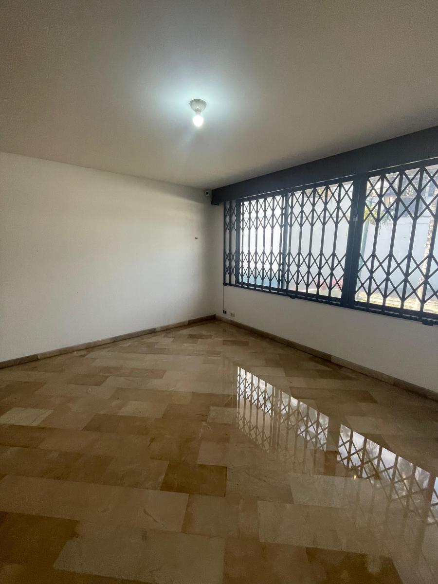 En Venta Casa de 3 Dorm. con Patio, Ubicada en Los Ceibos, Guayas — imagen 6