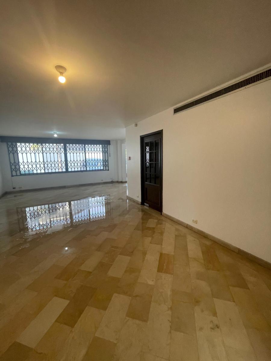 En Venta Casa de 3 Dorm. con Patio, Ubicada en Los Ceibos, Guayas — imagen 2