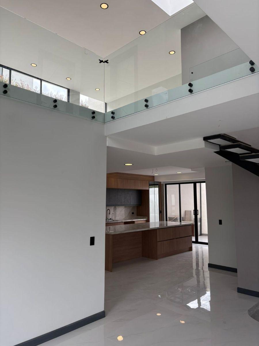 Casa de Lujo Independiente Dentro de Urbanización Privada en Puembo. Piscina, Canchas, Seguridad. Provincia de Pichincha — imagen 5