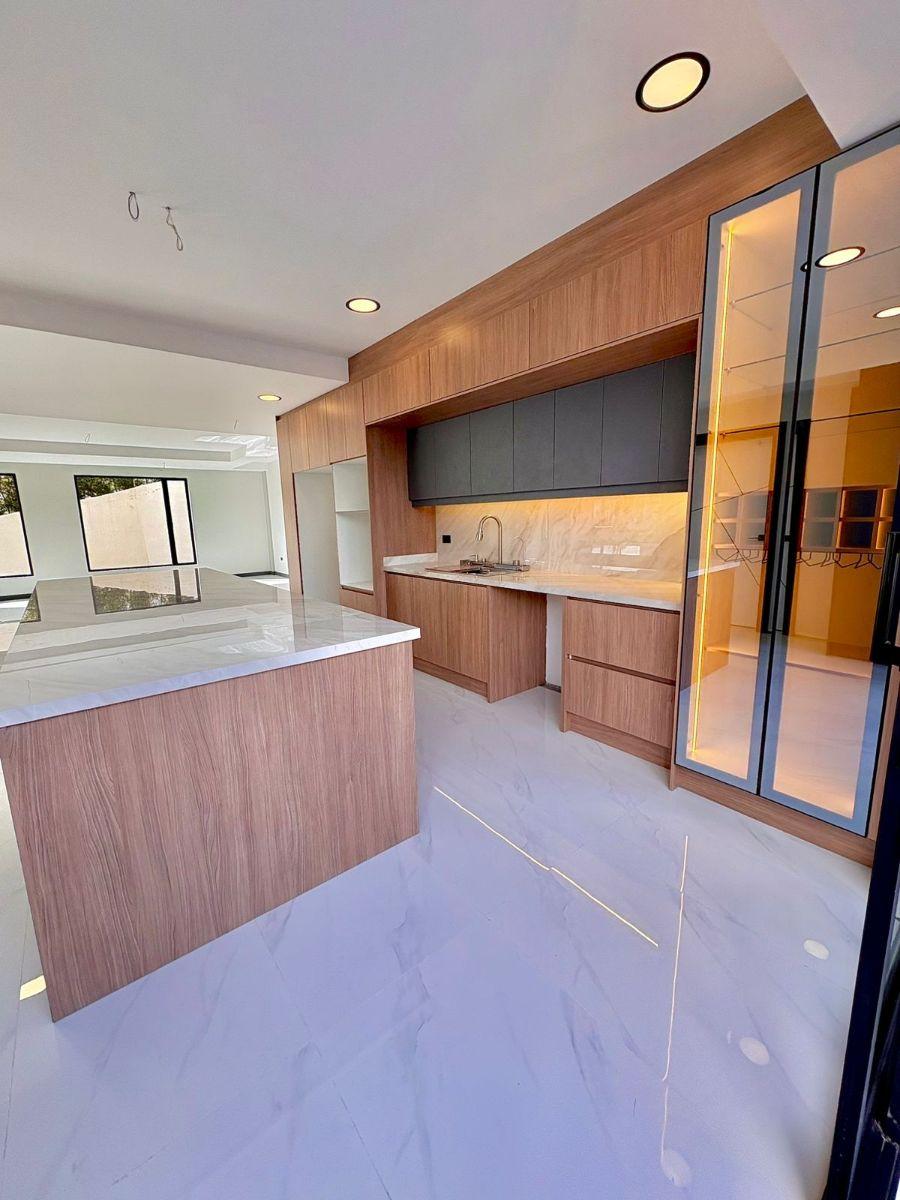 Casa de Lujo Independiente Dentro de Urbanización Privada en Puembo. Piscina, Canchas, Seguridad. Provincia de Pichincha — imagen 4