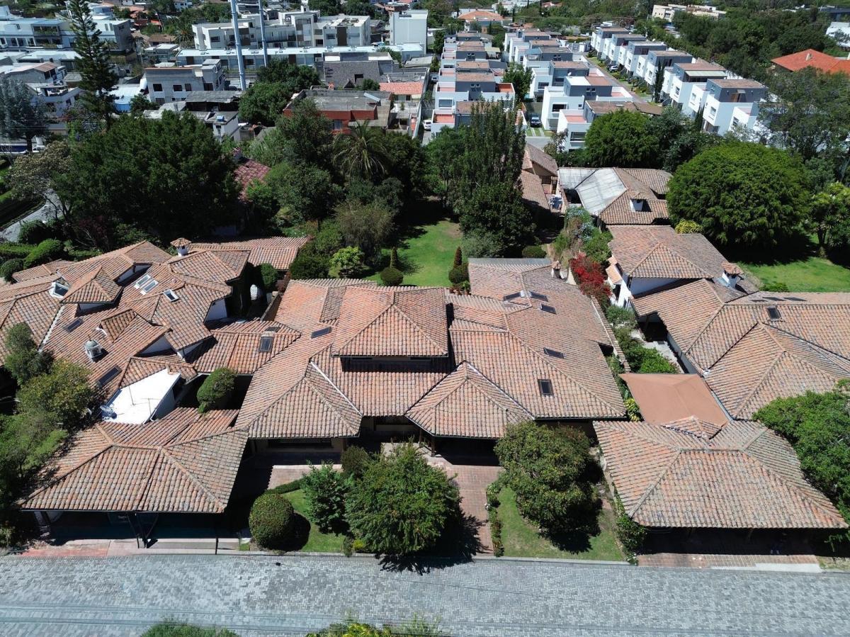 Casa de Venta Estilo Rústico Dentro de Urbanización, Sector Cununyacu. Gran Jardín, Oportunidad — imagen 10