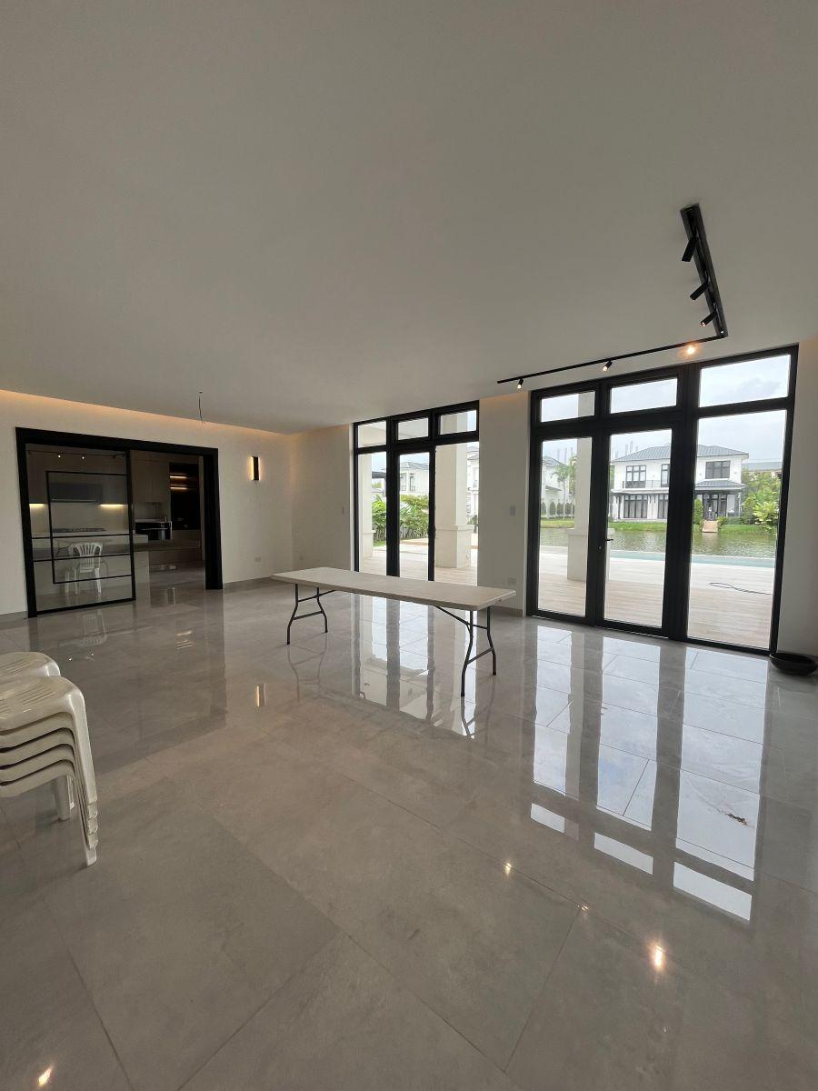 Casa por Estrenar de 5 Dorm. Al Pie del Canal en Aires del Batan, Guayas — imagen 7