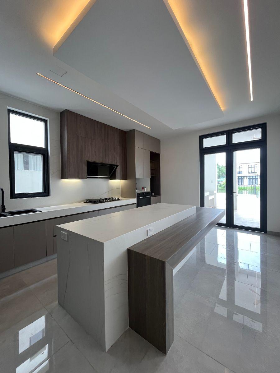 Casa por Estrenar de 5 Dorm. Al Pie del Canal en Aires del Batan, Guayas — imagen 6