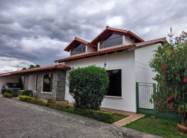 Vendo Casa de 4 Dorm., Valle de Los Chillos, Sector Supermaxi San Gabriel — imagen 1