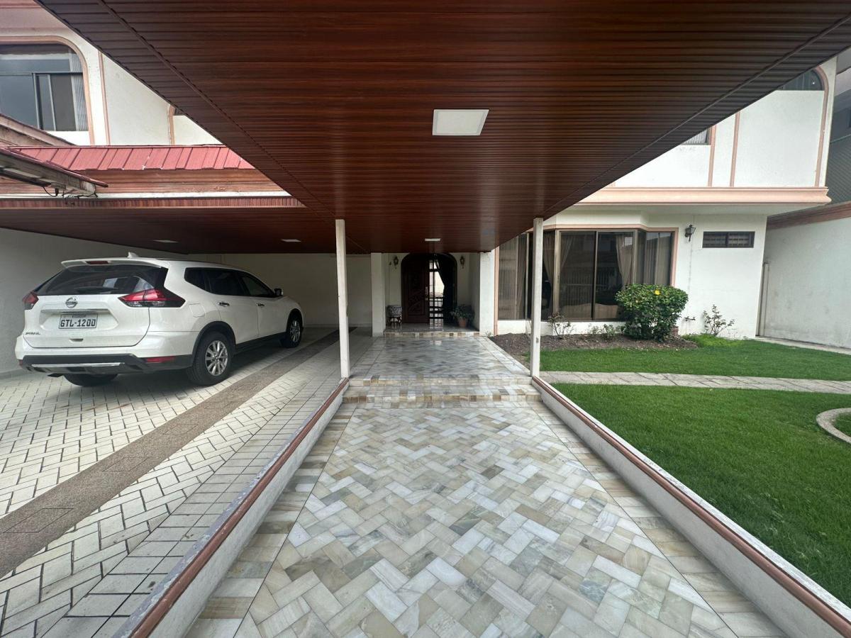 Venta de Casa de 5 Habitaciones con Piscina en Urb La Puntilla. Samborondon, Guayas — imagen 8