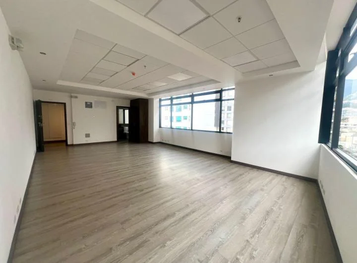 Mv - Sector La Carolina, Amazonas y Guayas, en Venta Oficina 47 m² Piso Alto a Estrenar — imagen 1