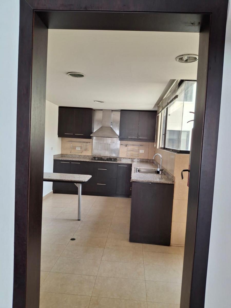 Amplio Departamento Moderno en Quito — imagen 2