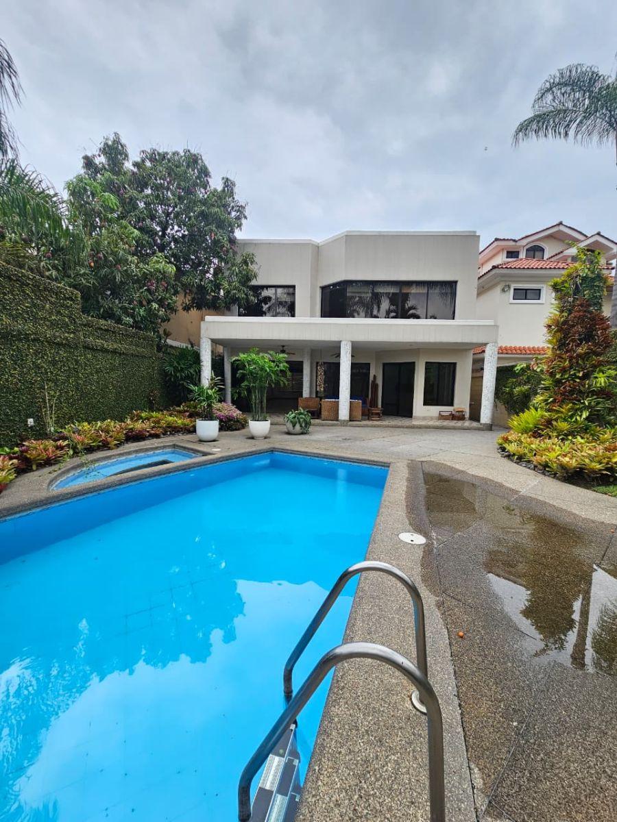 En Venta Preciosa Casa Amplia en Urb Pórtico del Río, Km 3 Samborondon, 509 m², Guayas — imagen 9