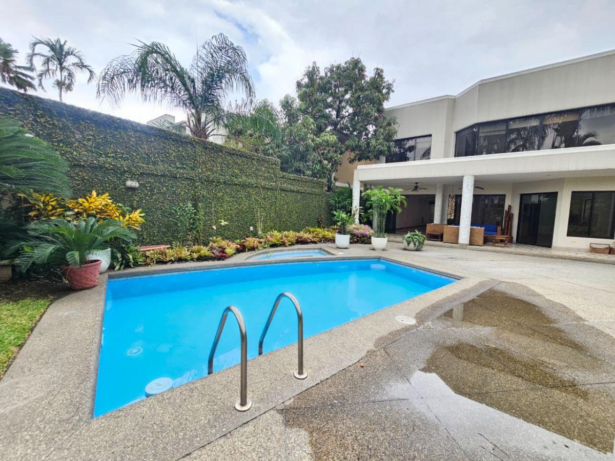 En Venta Preciosa Casa Amplia en Urb Pórtico del Río, Km 3 Samborondon, 509 m², Guayas — imagen 8