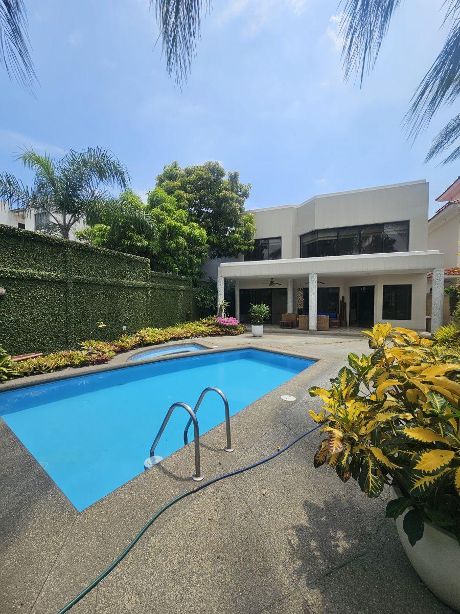 En Venta Preciosa Casa Amplia en Urb Pórtico del Río, Km 3 Samborondon, 509 m², Guayas — imagen 6