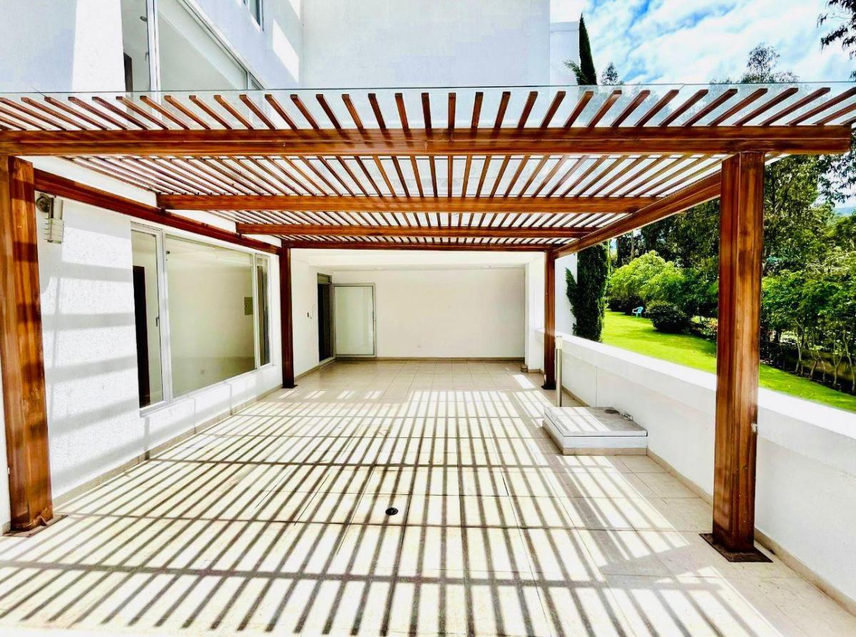 Departamento con Amplio Patio Privado en Cumbaya Urb. La Florencia — imagen 10