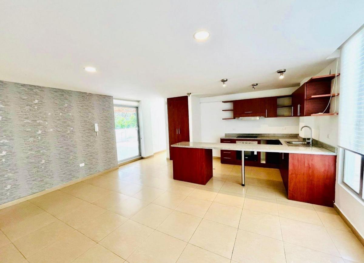 Departamento con Amplio Patio Privado en Cumbaya Urb. La Florencia — imagen 9