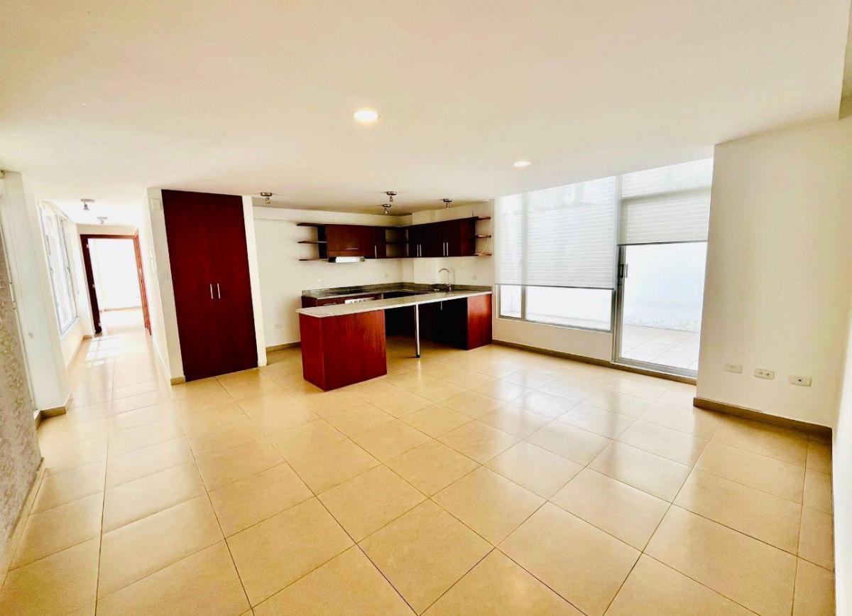 Departamento con Amplio Patio Privado en Cumbaya Urb. La Florencia — imagen 7