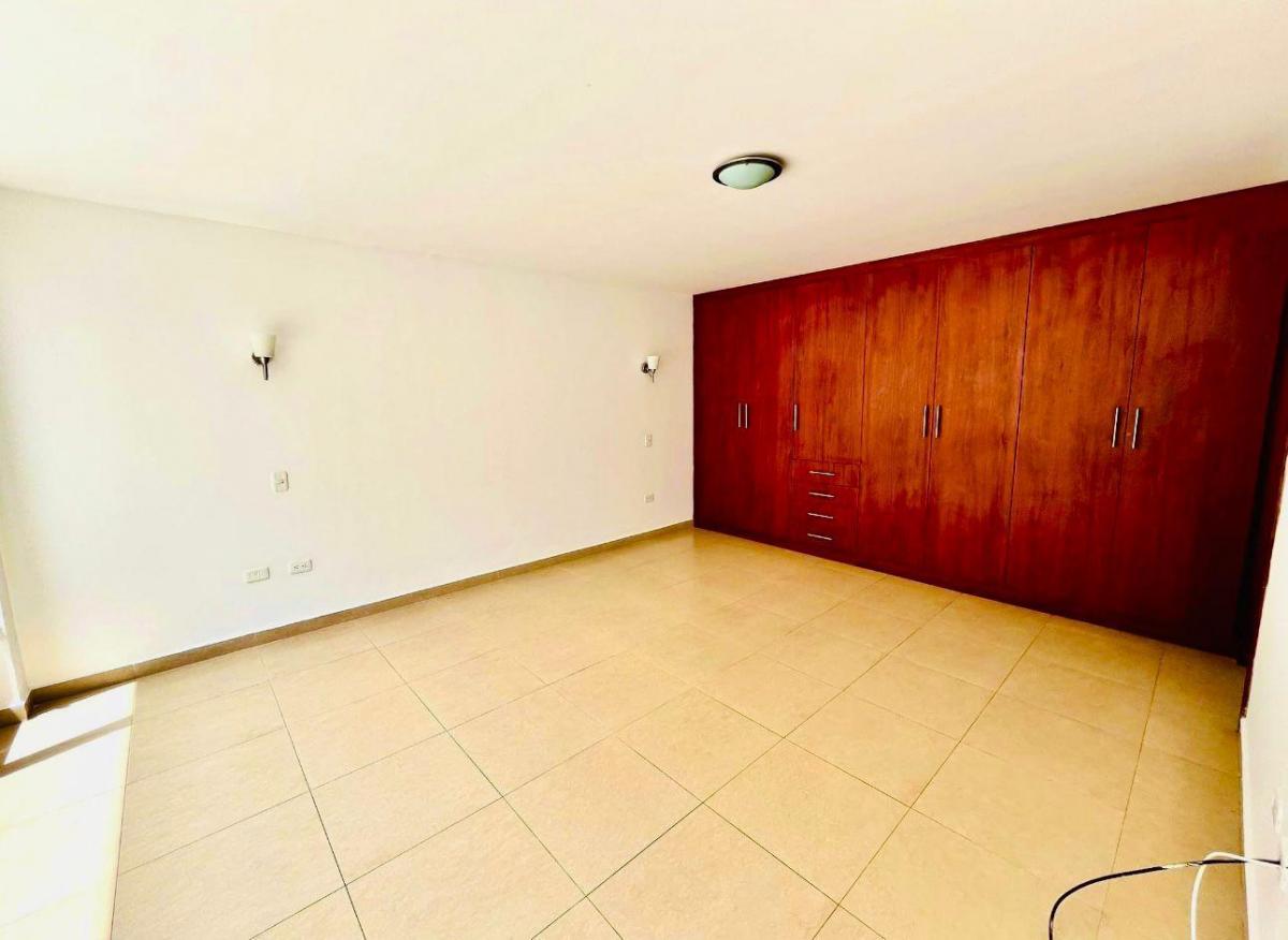 Departamento con Amplio Patio Privado en Cumbaya Urb. La Florencia — imagen 2