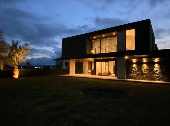 Vendo Casa de Lujo Urbanizaciòn El Ingenio a Lado del Club Los Arrayanes — imagen 1