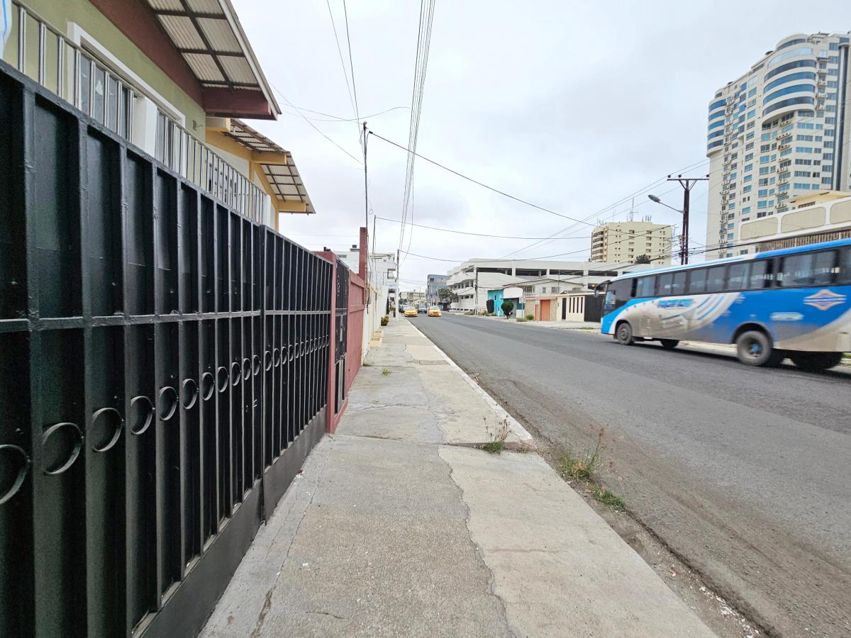 Inversion Ideal en Salinas: Casa Amplia de 2 Pisos con Anexos Cerca del Malecon — imagen 9