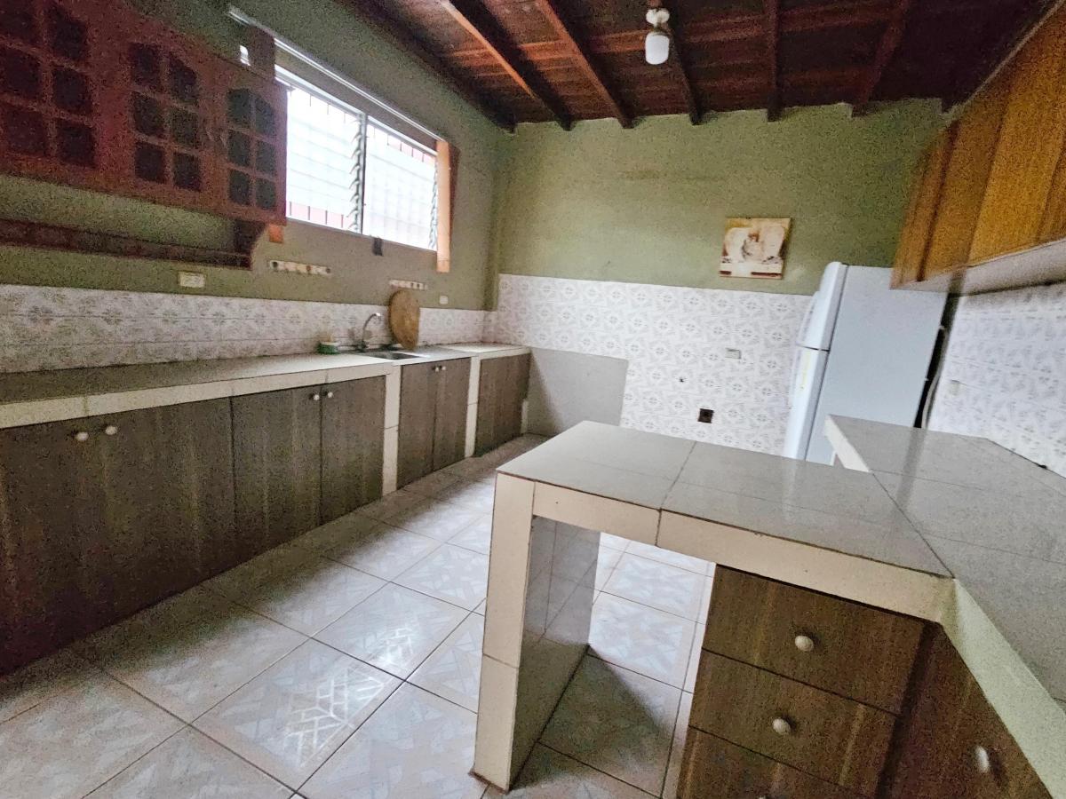 Inversion Ideal en Salinas: Casa Amplia de 2 Pisos con Anexos Cerca del Malecon — imagen 4