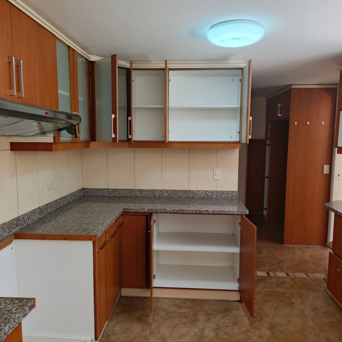 Lomas de Monteserrin Casa Independiente Triplex en Venta 4 Dorm. Terraza Patio — imagen 7