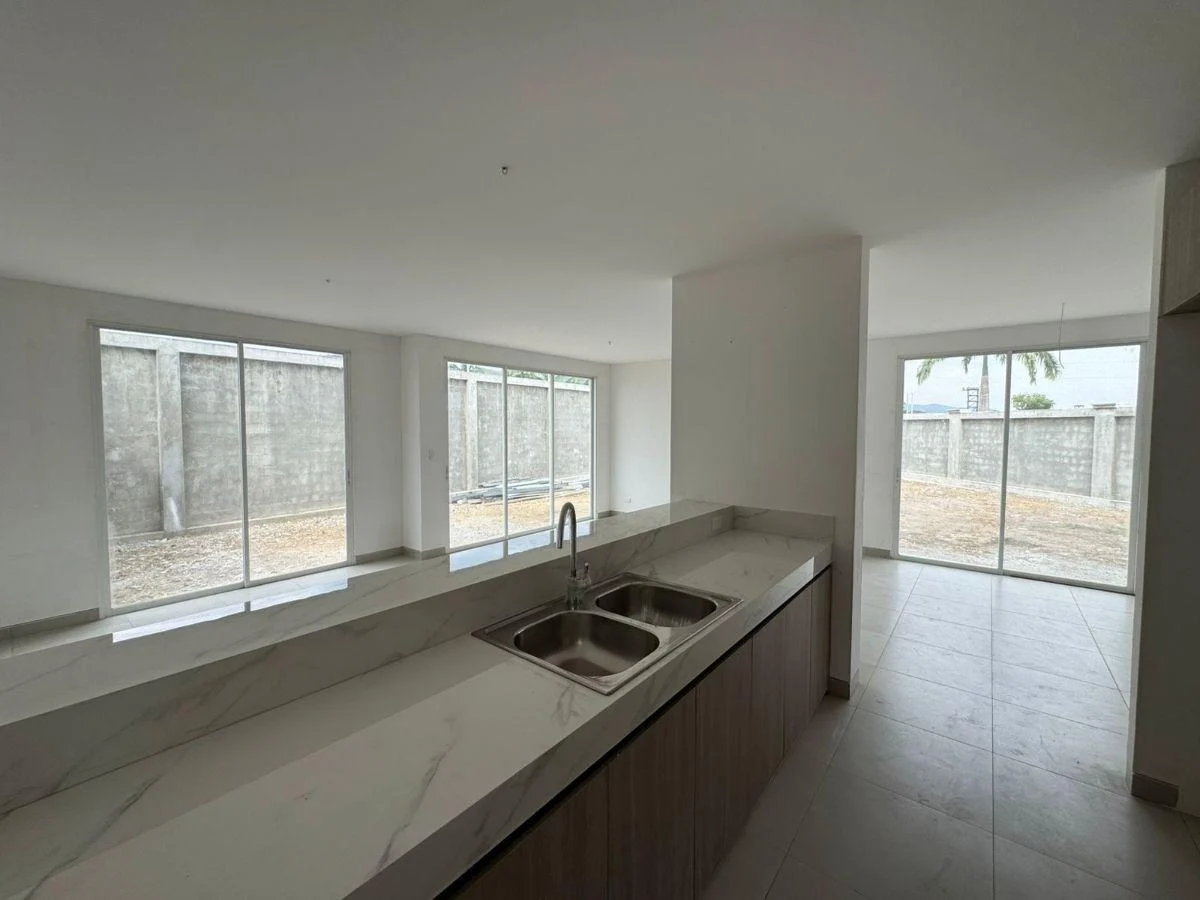 Casa de Estreno, 5 Dorm. en Vía a La Costa, Alba del Bosque, Guayas — imagen 6