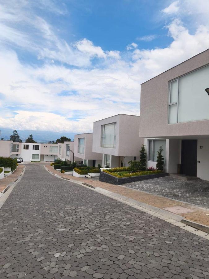Casa de 3 Dorm. en Excelente Ubicación – Cerca del Rancho San Francisco) — imagen 2