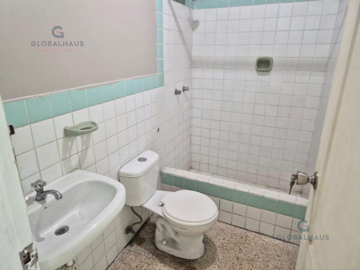 Venta de Departamento Amplio con 3 Habitaciones en Colón y Av del Ejército. Gi. P, Guayas — imagen 2