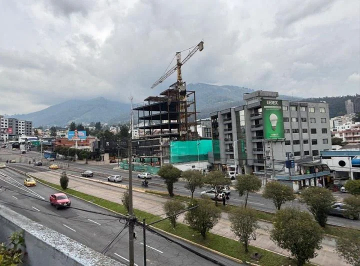 Vendo Propiedad Comercial $599.900 Sobre La Av América Sector Supermaxi Granda Centeno — imagen 1