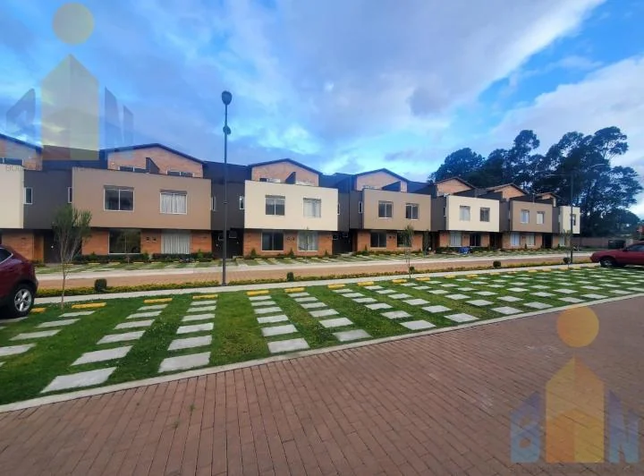 Casa Nueva a Estrenar Dentro de Conjunto con Buenas Áreas Sociales. Provincia de Pichincha — imagen 1