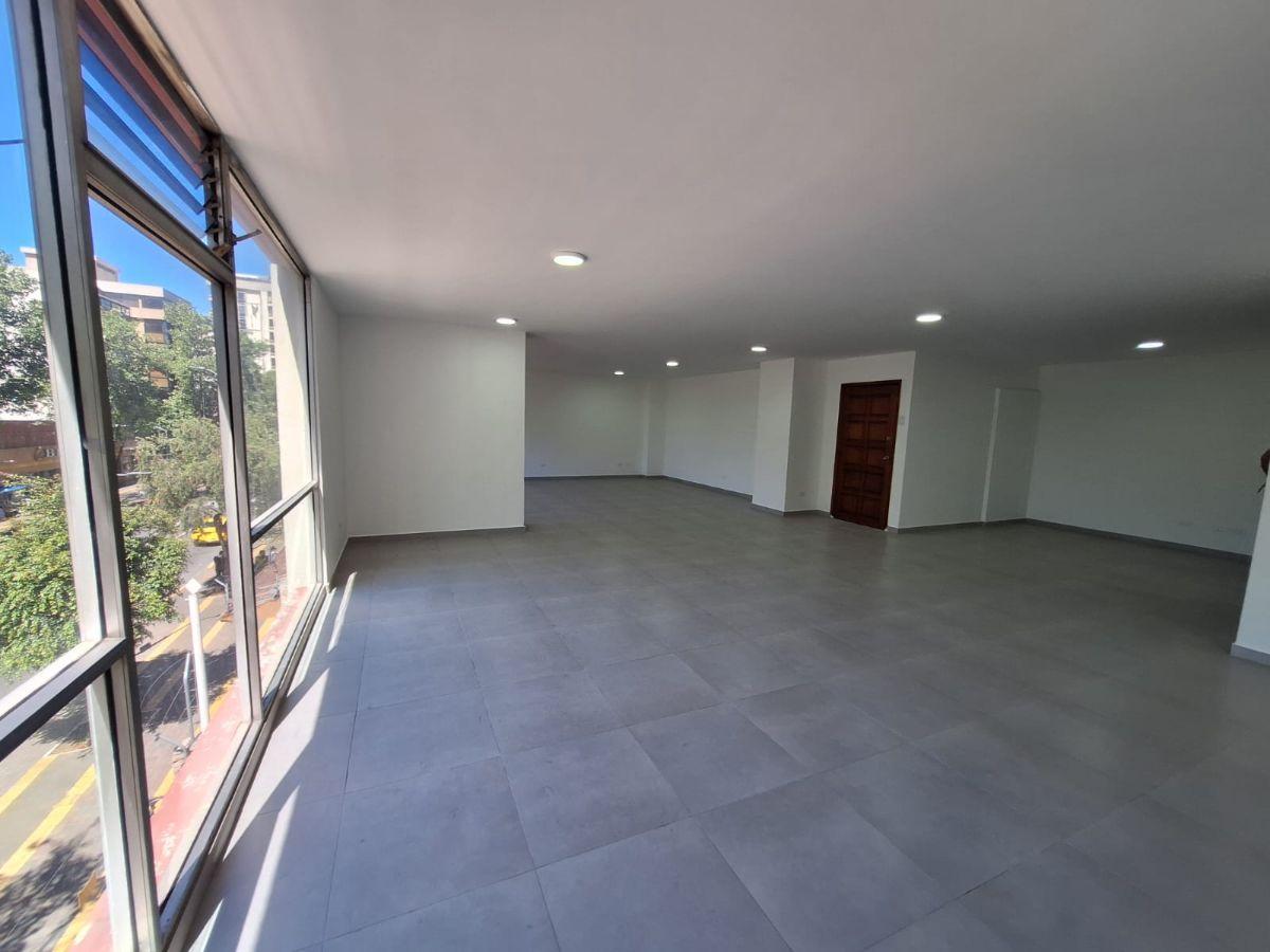 Oficina Totalmente Remodelada en Venta – Av Amazonas y Veintimilla — imagen 2