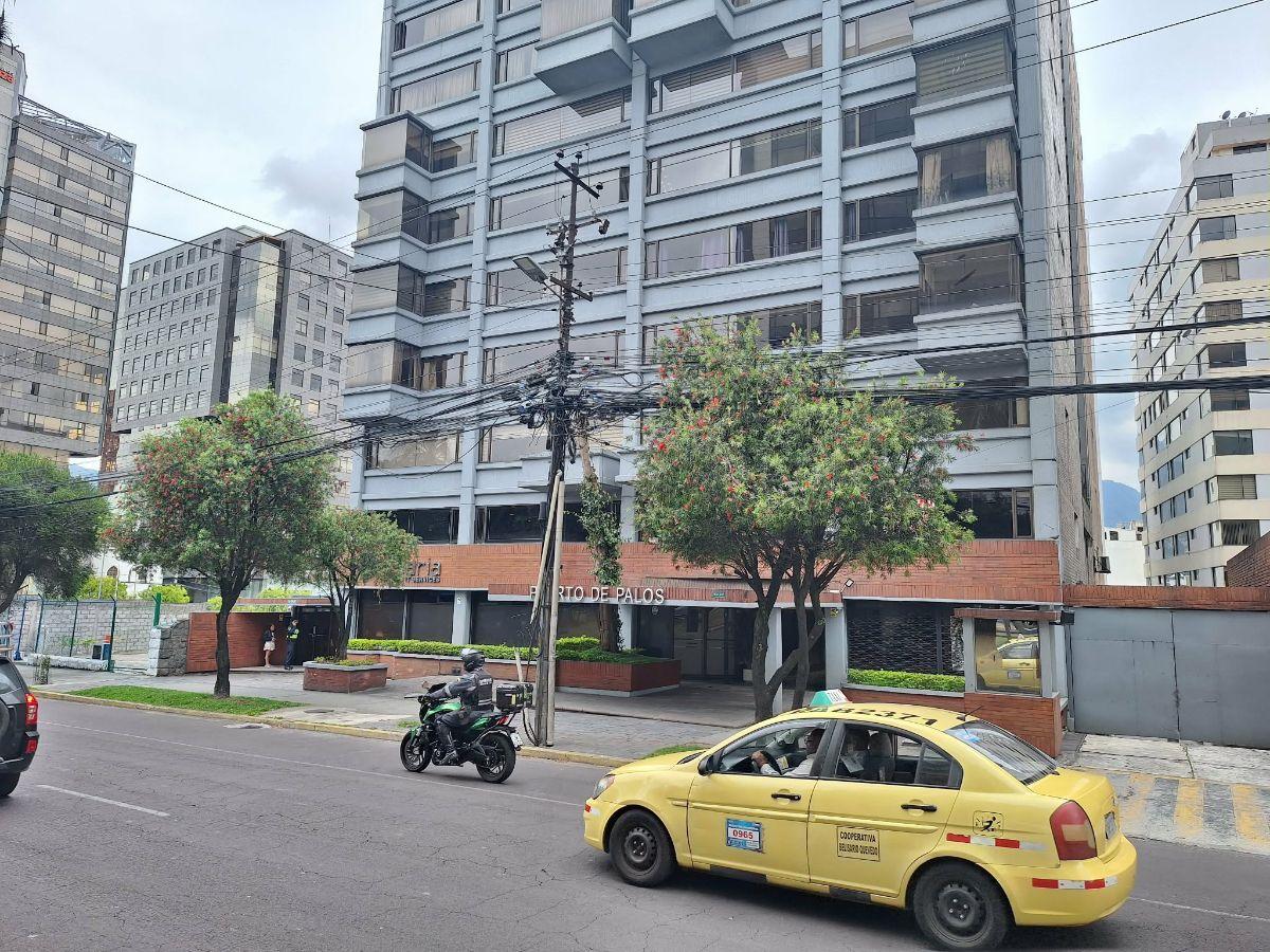 Vendo Amplia Oficina 12 de Octubre Frente Al Swisshotel — imagen 9