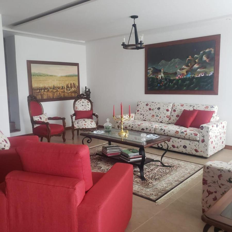 Vendo Linda Casa en Sector Comercial con Amplio Terreno en Cumbayá — imagen 9