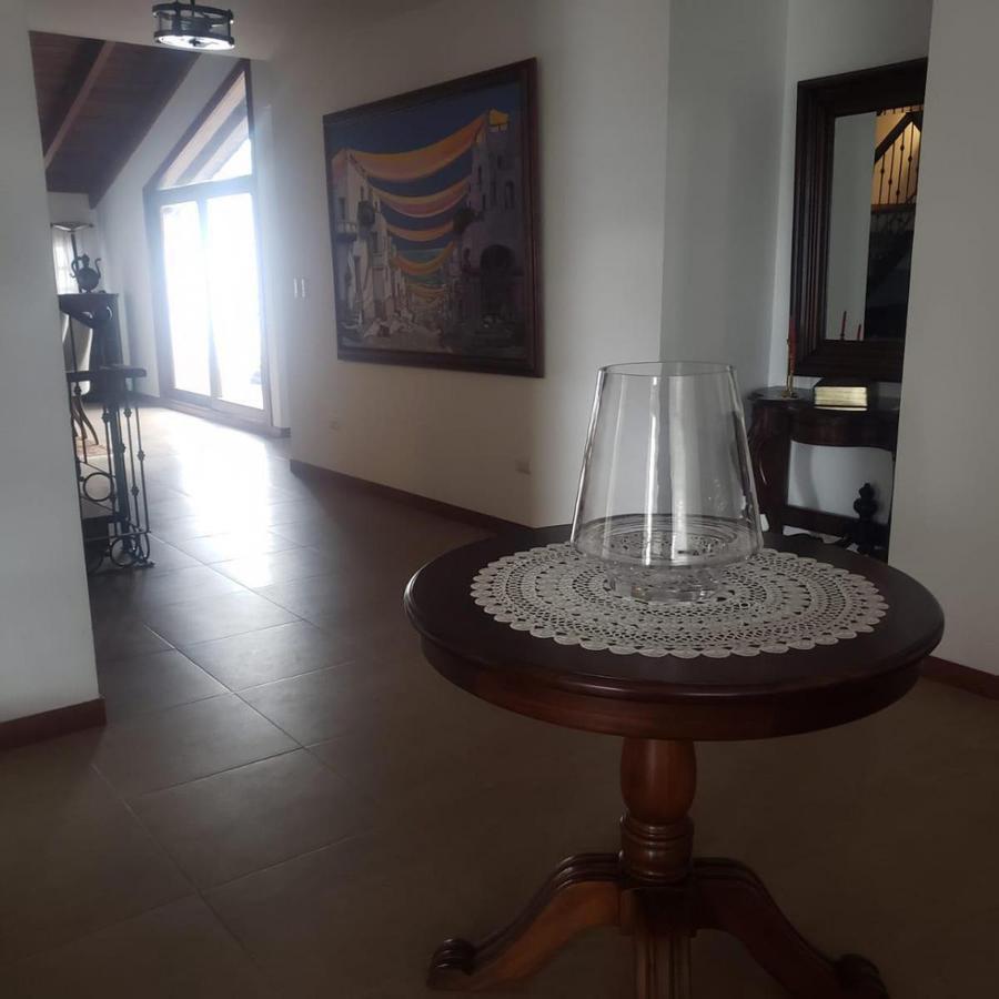 Vendo Linda Casa en Sector Comercial con Amplio Terreno en Cumbayá — imagen 8