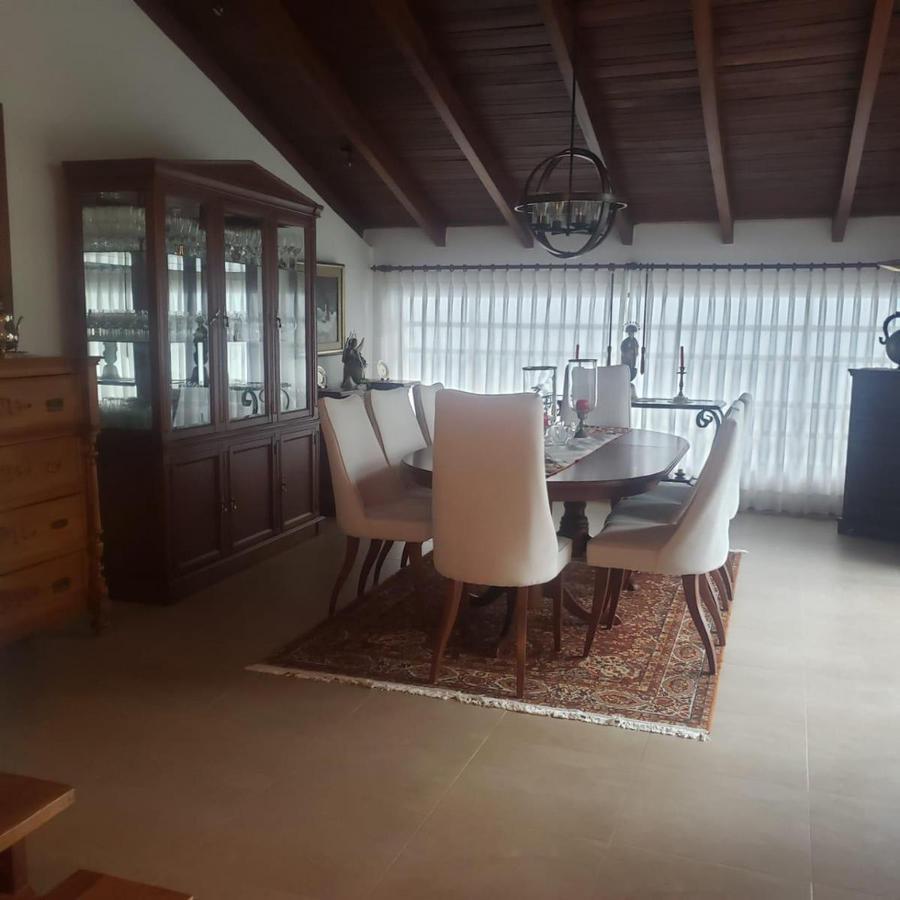 Vendo Linda Casa en Sector Comercial con Amplio Terreno en Cumbayá — imagen 7