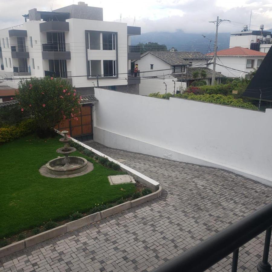 Vendo Linda Casa en Sector Comercial con Amplio Terreno en Cumbayá — imagen 2