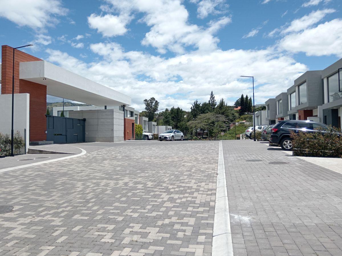 Casa de 3 Dorm. con Jardín Privado en Terralta, Tumbaco – Alta Gama — imagen 10