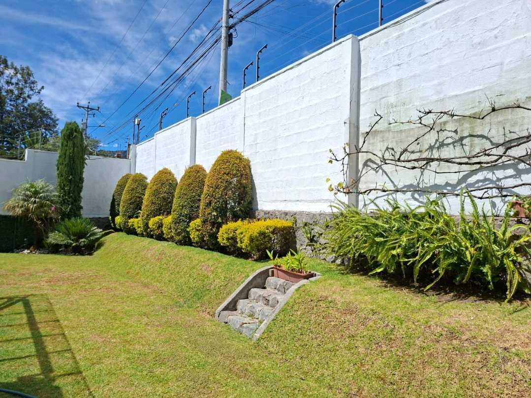 Venta Casa Esquinera, Amplio Jardin, 4 Parqueos, Conjunto Lumbisí — imagen 9