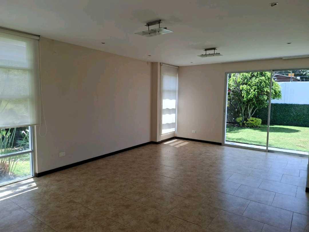 Venta Casa Esquinera, Amplio Jardin, 4 Parqueos, Conjunto Lumbisí — imagen 8