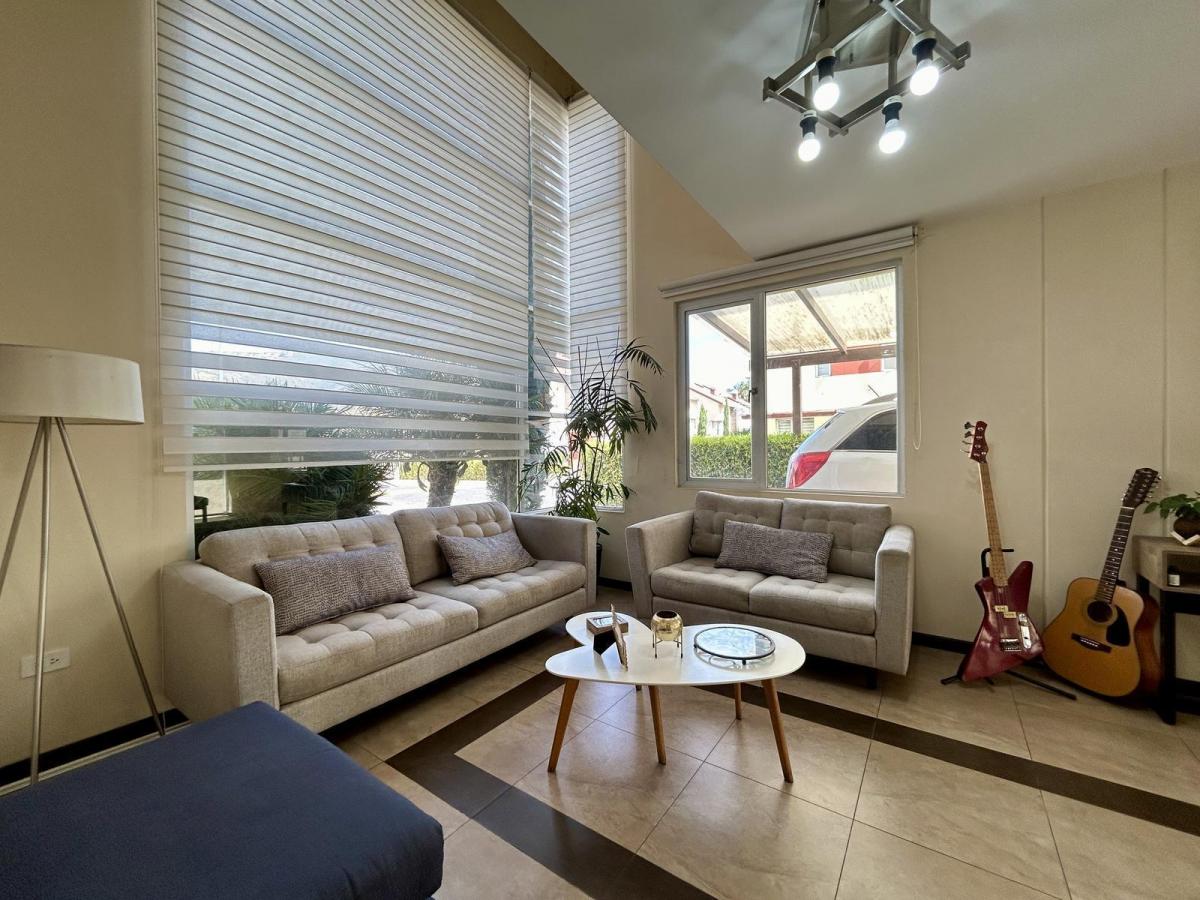 Venta Amplia Casa Esquinera en Lumbisí — imagen 8