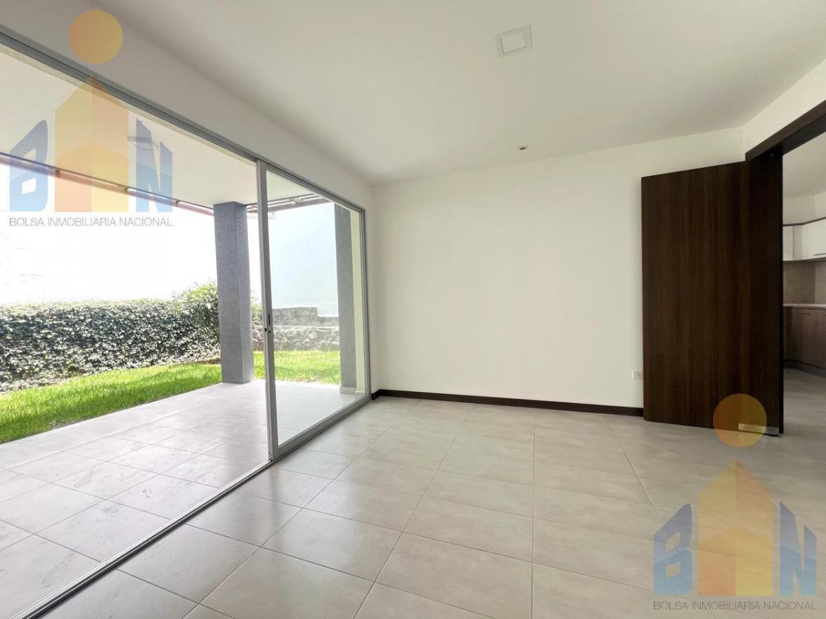 Casa en Venta en Cumbayá, Cerca a La Usfq Dentro de Urbanización Privada — imagen 9