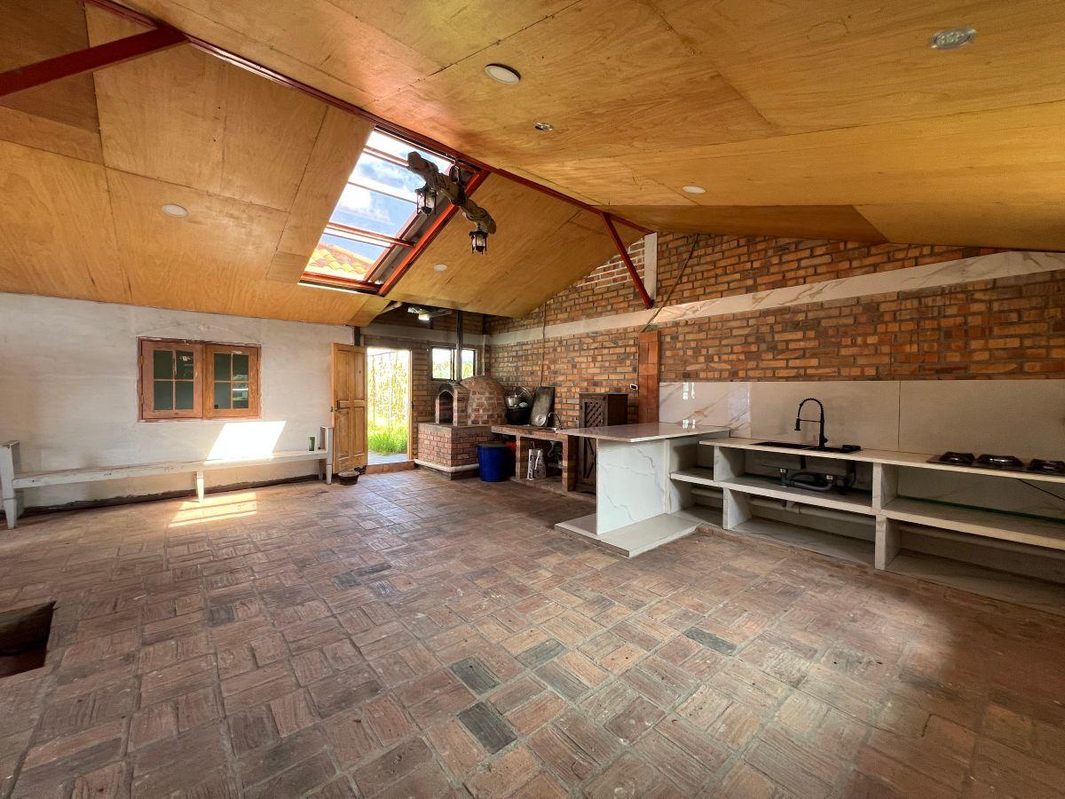 Casa con Terreno en Ricaurte, Barrio El Cisne, Azuay — imagen 8