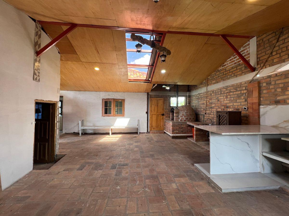 Casa con Terreno en Ricaurte, Barrio El Cisne, Azuay — imagen 2