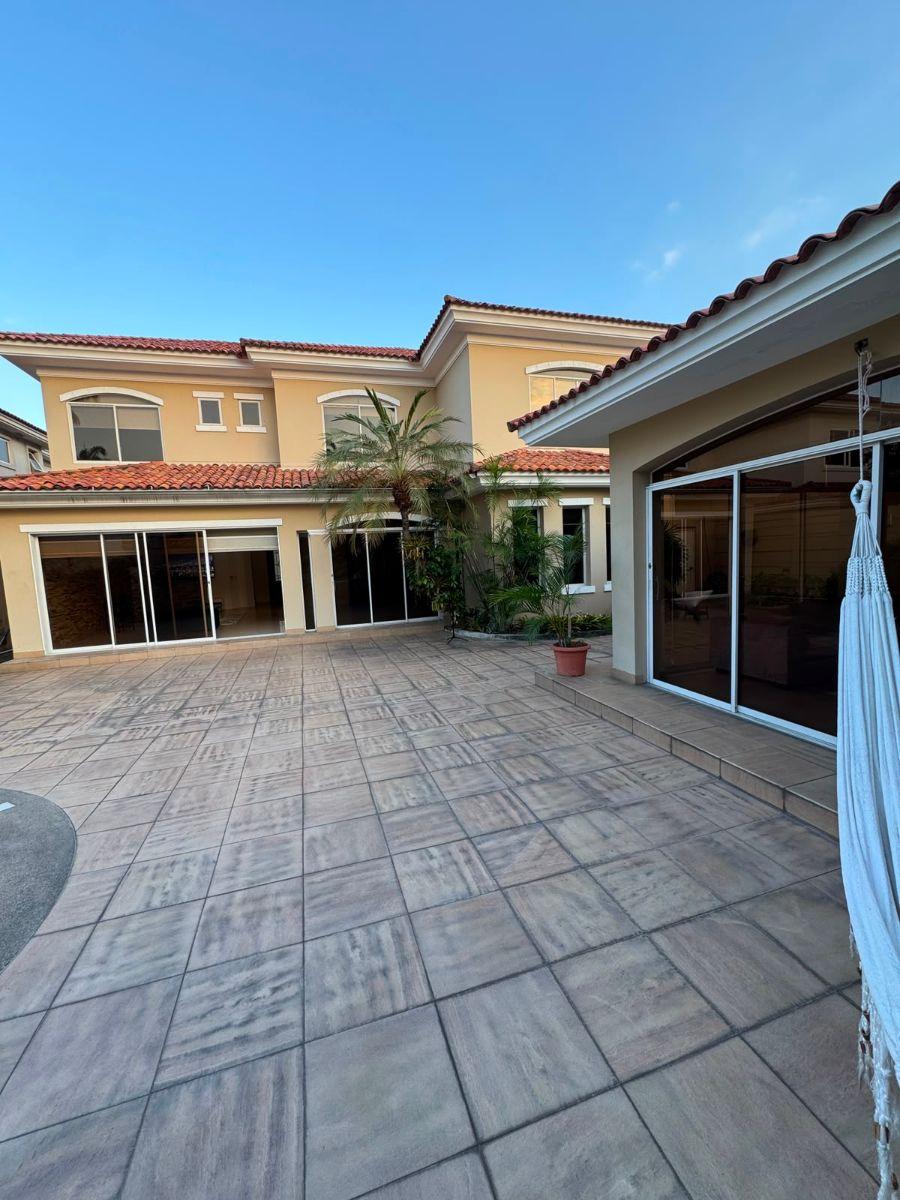 Casa de 500 m² con 4 Habitaciones en Venta en Samborondón Mas Jacuzzi, Guayas — imagen 4