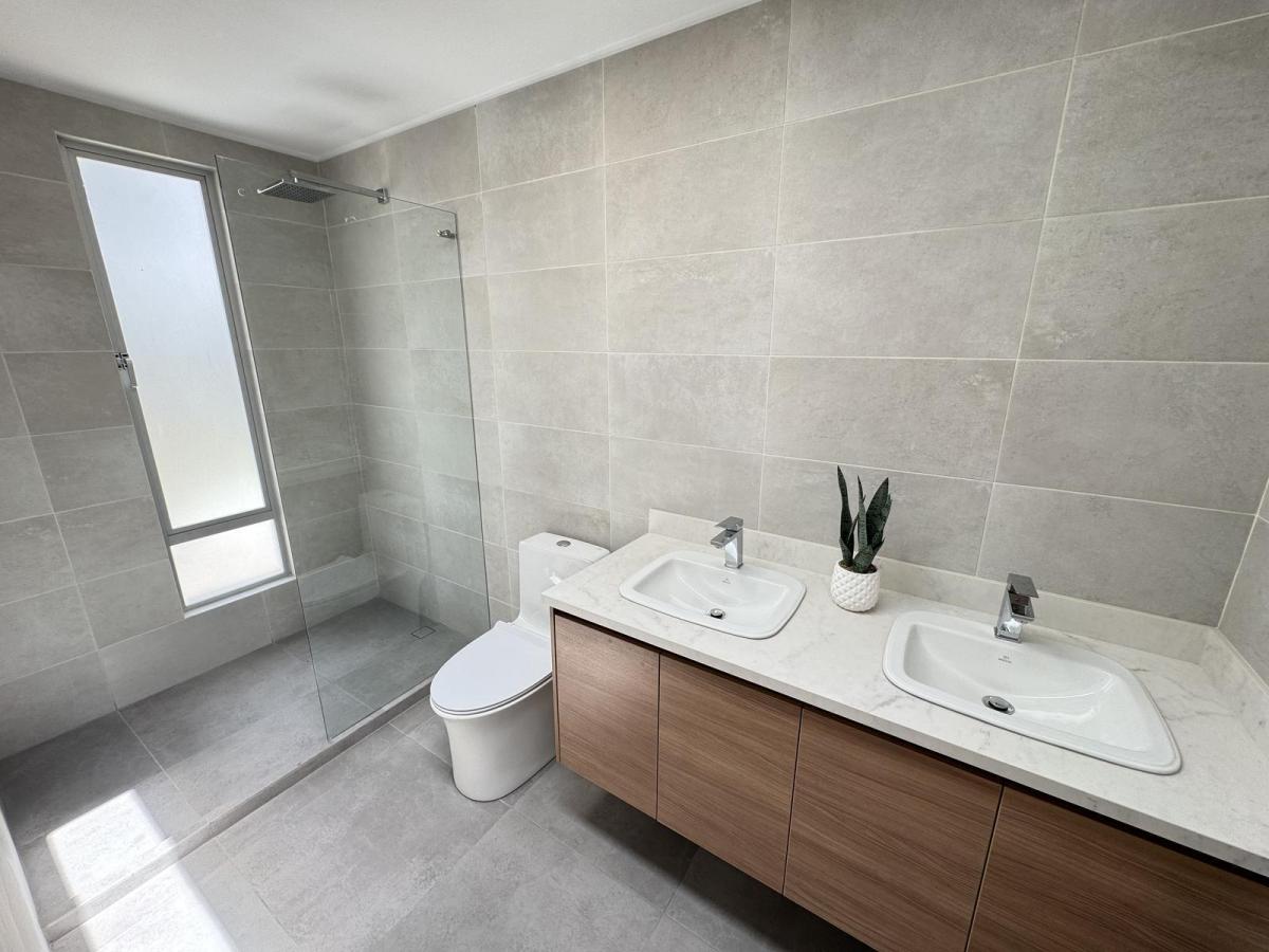 Puembo 195.14 m² en Venta Casa Esquinera Dos Plantas con Jardin 3 Habitaciones — imagen 2
