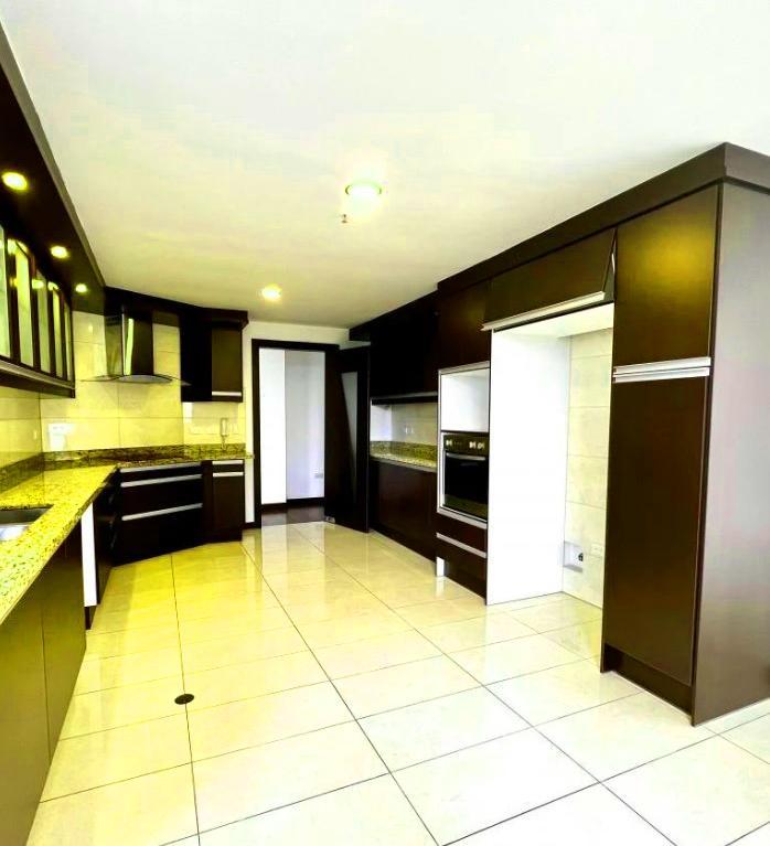 Departamento de Venta en Miravalle Cumbayá! Vista! Oportunidad! — imagen 9