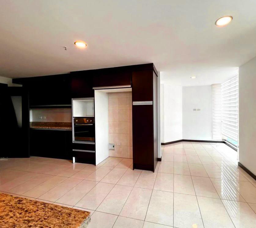 Departamento de Venta en Miravalle Cumbayá! Vista! Oportunidad! — imagen 4