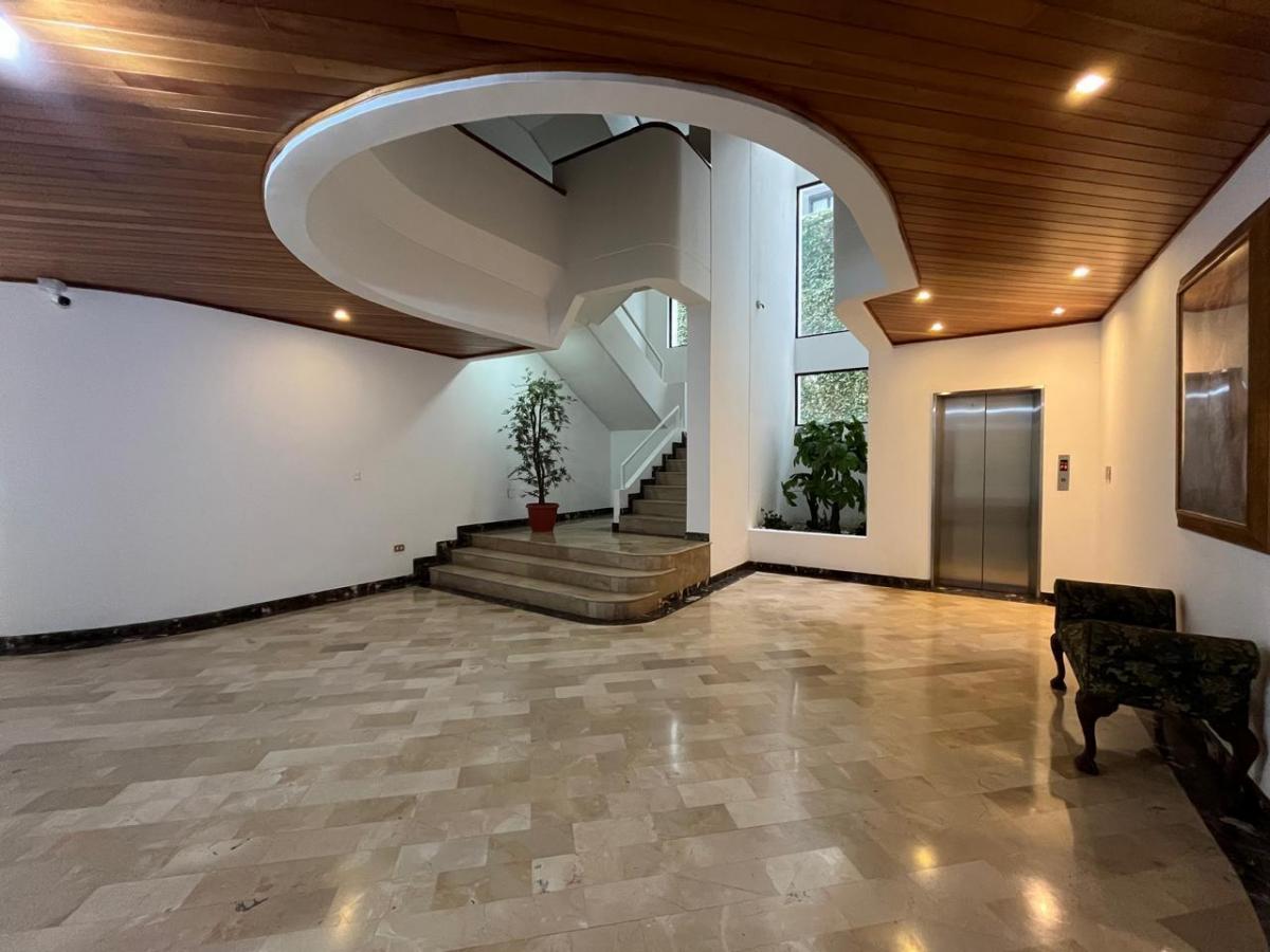 Para Qué Salir de Quito! Departamento con Tamaño de Casa, en La Gonzáles Suárez — imagen 10